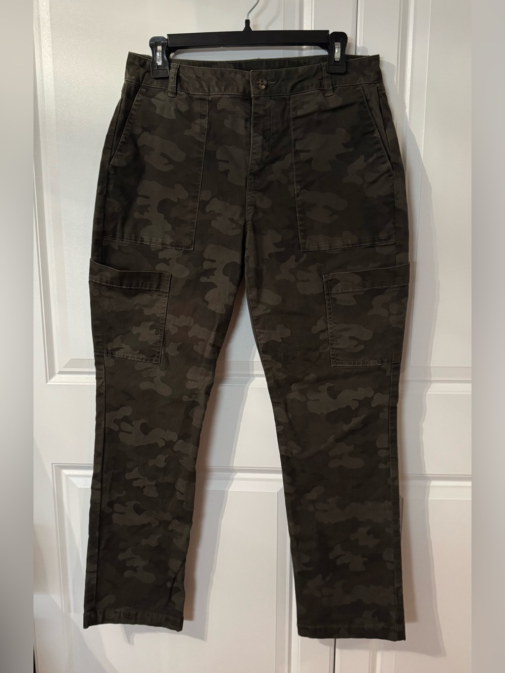 CAbi Women's Straight-Leg Camo Cargo Pants Sz 8
